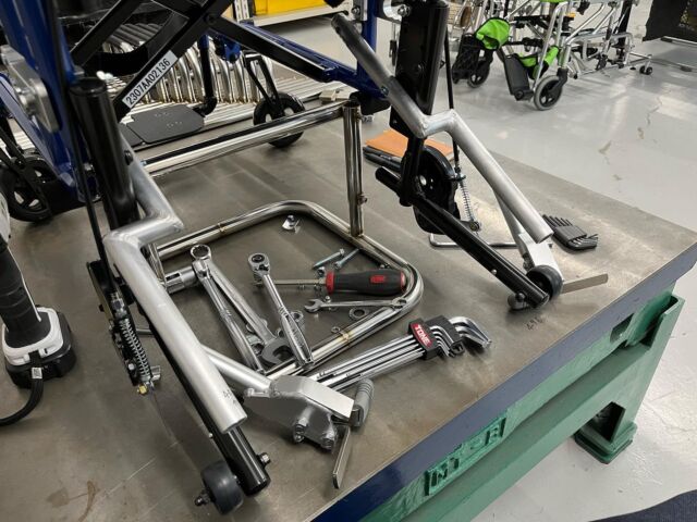 ♿️
日進製MSⅢ車椅子に足踏みブレーキ取付金具を製作しています。
既製品の足踏みブレーキを車椅子に取り付けは不可能ですが、私たちの工場で改造することで取り付け可能です。