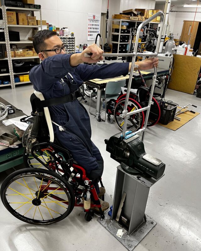 ♿️
これは歪んだフレームを修正しています。
車椅子に乗って立った状態で力が入りやすく修正しやすいです。高いところに荷物を取ったり、人と同じ視点で会話しやすいし、フレームの全体像が見れて作業効率が向上します。

この車椅子はNOVA_RiseActiveです。

#北海道#札幌#車椅子#福祉#障害を持った人#就労継続支援a型事業所#wheelchair#Sapporo#社会福祉法人