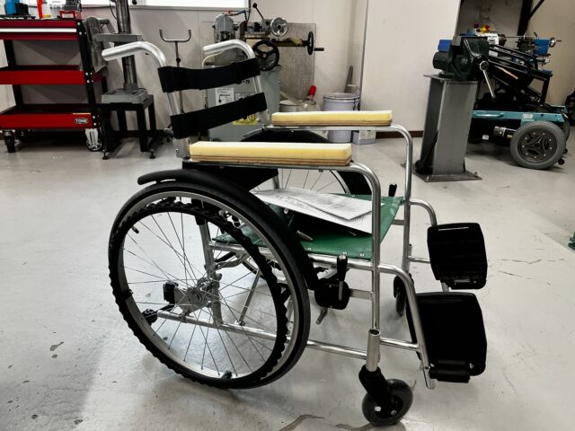 ♿️
左はお客様の要望に応えて、オーダーメイドの車椅子を製作しました。
中央は百貨店の貸出用車椅子でタイヤとチューブ交換し、清掃しました。
右は骨盤ベルトを通す部分の丸棒が破損していたので補強材追加で溶接修理しました。

#北海道#札幌#東区#車椅子#福祉#障害を持った人#障害者#就労継続支援A型事業所#wheelchair#Sapporo#社会福祉法人#介護#バリアフリー#病院#介護施設