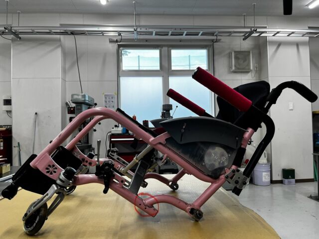 ♿️
左写真にある赤色の印をよく見るとフレーム亀裂が入ってるのが見えます。
右写真を見るとフレーム溶接修理した後になります。

#北海道#札幌#東区#車椅子#福祉#障害を持った人#障害者#就労継続支援A型事業所#wheelchair#Sapporo#社会福祉法人#介護#バリアフリー#病院#介護施設