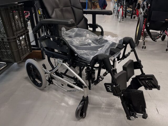 ♿️

今日の作業はFORCE製グランドフリッチャー

経年劣化によるボロボロになったアームサポート交換、ノーパンク交換、シート交換、長年の汚れがあるので車椅子清掃しました。

#北海道#Hokkaido#札幌#Sapporo#東区#車椅子#福祉#障害を持った人#障害者#就労継続支援A型事業所#wheelchair#社会福祉法人#介護#バリアフリー#病院#介護施設#クリニック
