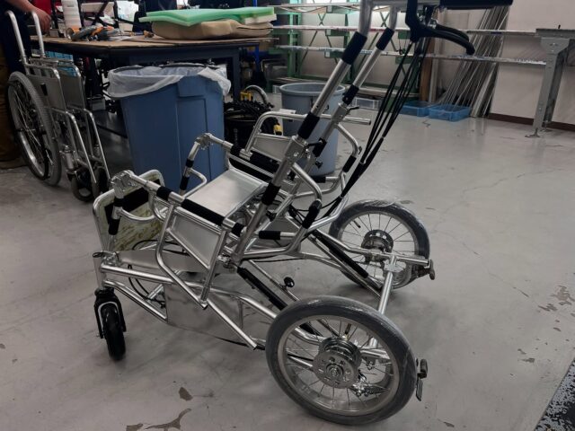 ♿️

今日の作業は背パイプを折りたたみ出来ないように背折れ金具をなくして新しいパイプに変えて溶接します。

マジックを剥がして、背折れ金具をグラインダーでカットします。
残ったパイプに付いてる表面をアルマイト削ります。
新しいパイプ取り入れて溶接します。

#北海道#Hokkaido#札幌#Sapporo#東区#車椅子#福祉#障害を持った人#障害者#就労継続支援A型事業所#wheelchair#社会福祉法人#介護#バリアフリー#病院#介護施設#クリニック