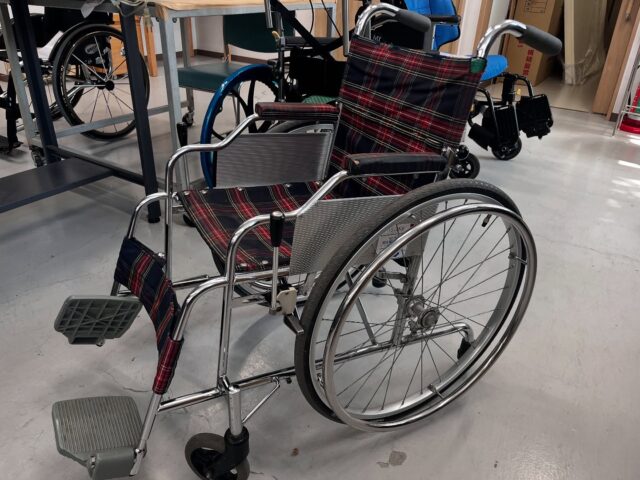 ♿️
古くなった車椅子を綺麗にする❗️
この車椅子の材質はスチール(鉄)なので
水に弱く錆びやすいので水洗いできませんので
濡らした布巾で清掃します。

車輪にハンドルリムやタイヤとチューブ組み付けます。

#北海道#Hokkaido#札幌#Sapporo#東区#車椅子#福祉#障害を持った人#障害者#就労継続支援A型事業所#wheelchair#社会福祉法人#介護#バリアフリー#病院#介護施設#クリニック