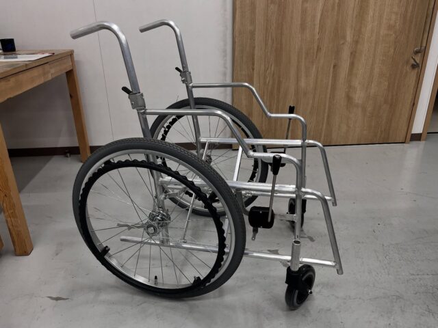 ♿️
自社でオーダーメイド車椅子を製作しました。
最初はパイプから始まり、パイプカット、パイプ曲げ、パイプ接合溶接、車輪やブレーキなどの部品を取り付ける順位で作業しています。

#北海道#Hokkaido#札幌#Sapporo#東区#車椅子#福祉#障害を持った人#障害者#就労継続支援A型事業所#wheelchair#社会福祉法人#介護#バリアフリー#病院#介護施設#クリニック