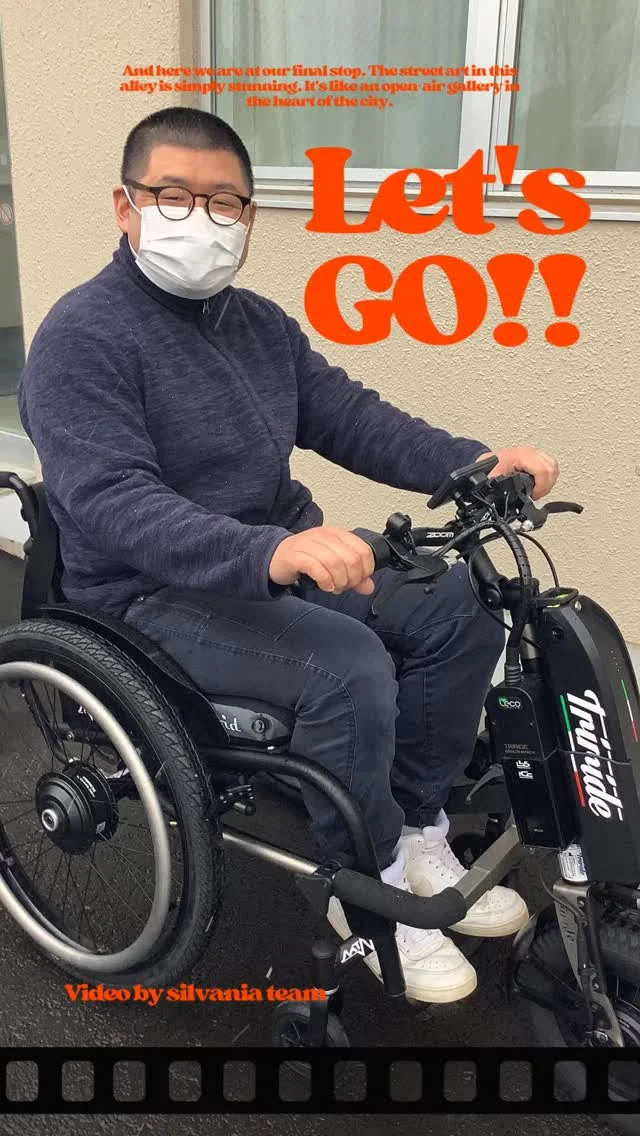 こちらは、イタリア🇮🇹Triride製の製品です。
カッコイイですね〜
なんと、時速30Kmも出ます！

アミューズメントパークなどでのレンタル向けです

#wheelchair #車椅子 #社会福祉法人シルバニア